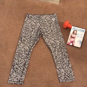 NIKE Capri Athletic Leggings